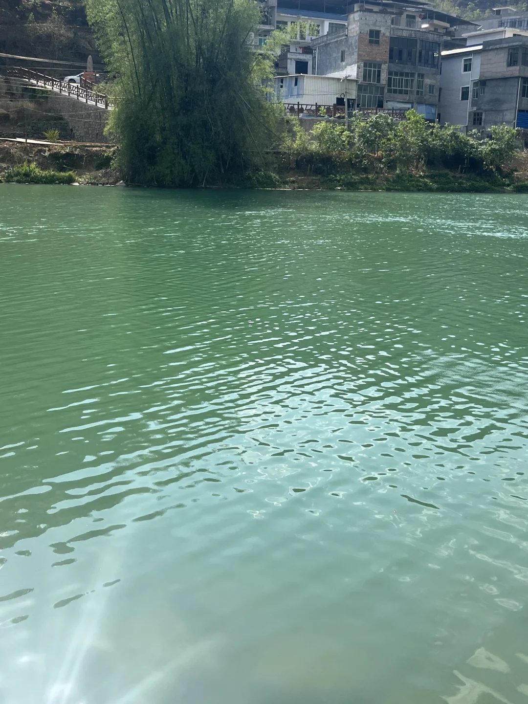 是被绿光包围的溶洞呀～🪑