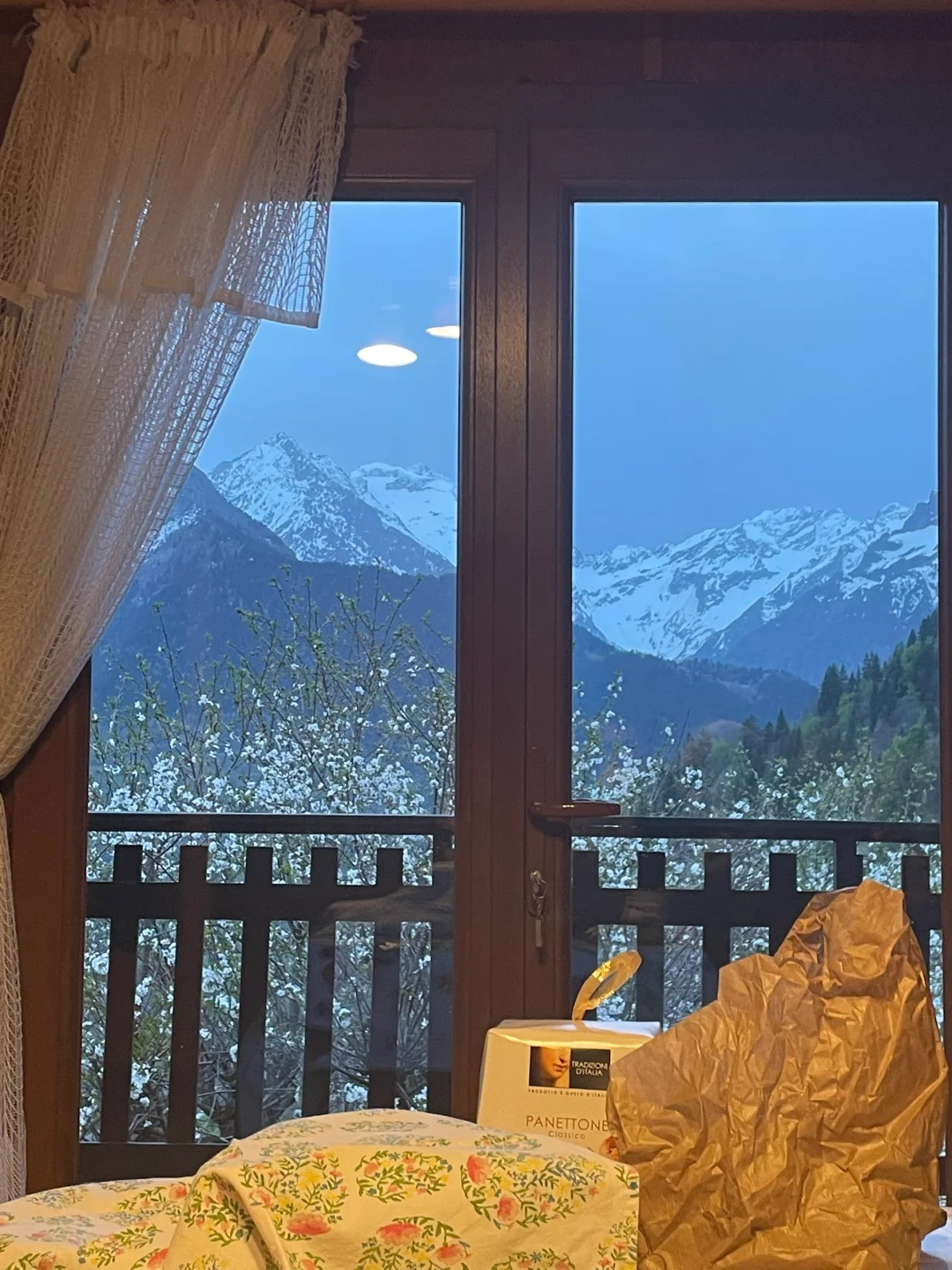 住进阿尔卑斯山里上百年的小木屋🏡