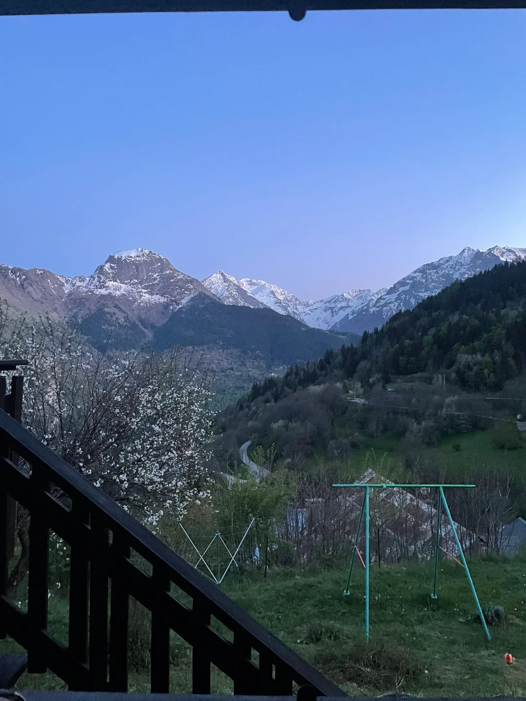 住进阿尔卑斯山里上百年的小木屋🏡