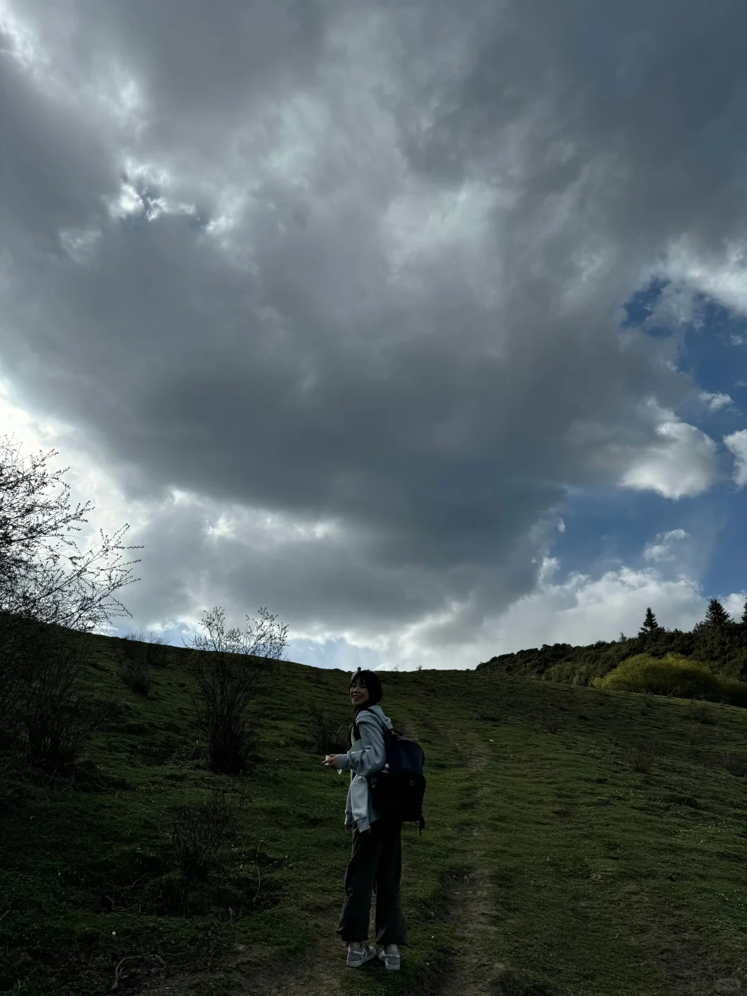 上到山顶不就没人啦！