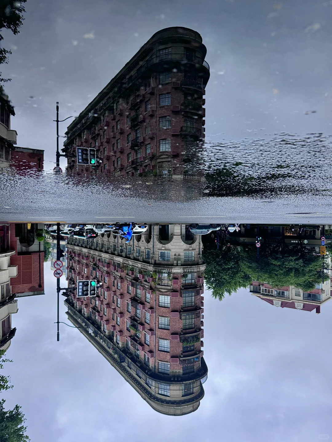 原来大雨真的会让整座城市颠倒