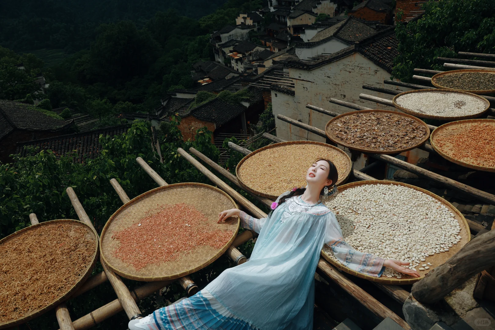 苗服在篁岭也可以拍出优雅的一面