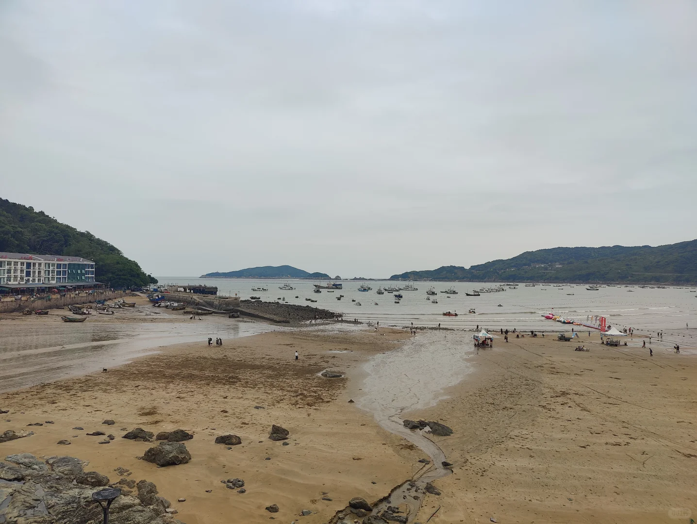 渔寮景区沙滩大、人多（温州苍南）