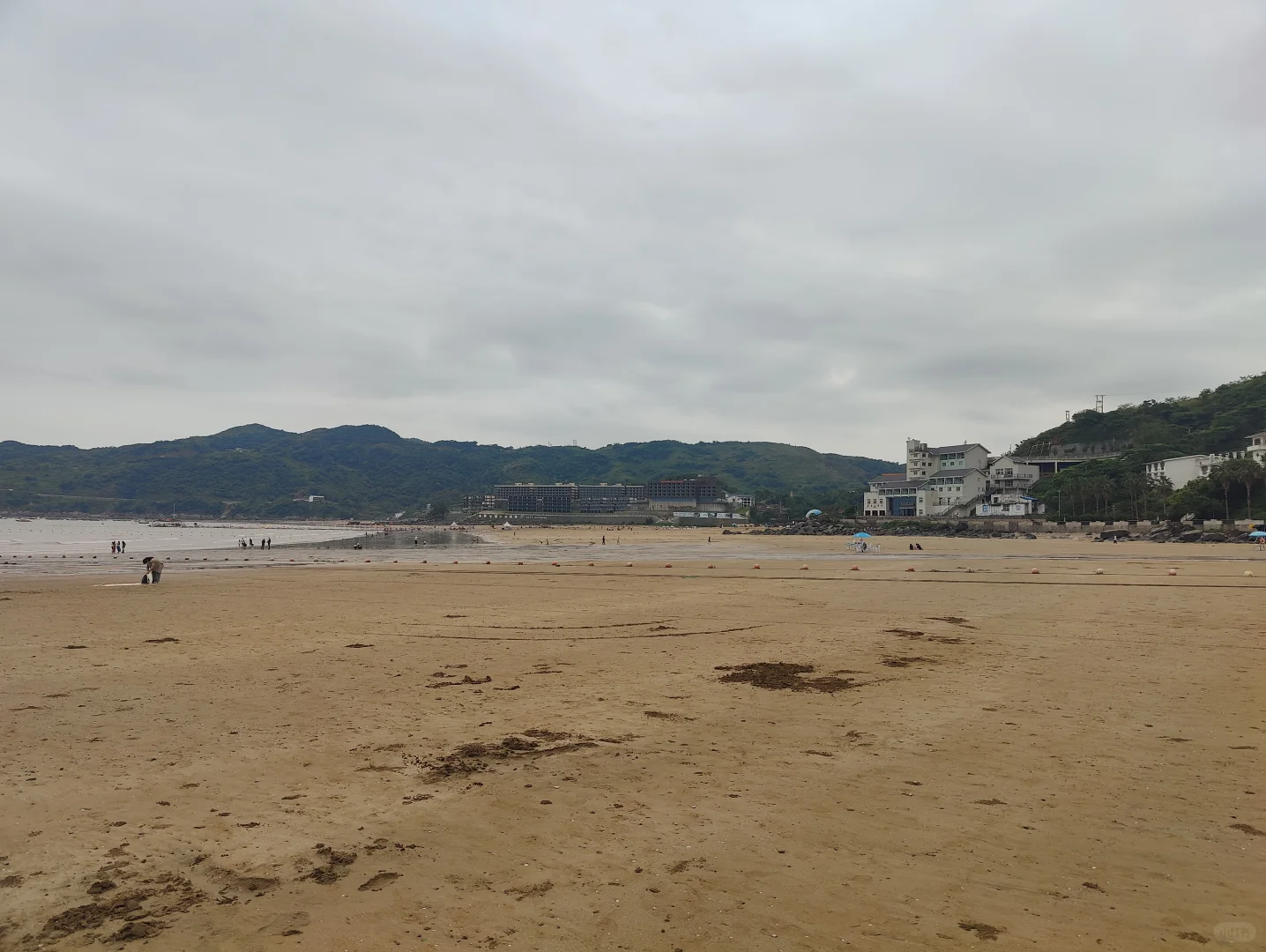 渔寮景区沙滩大、人多（温州苍南）