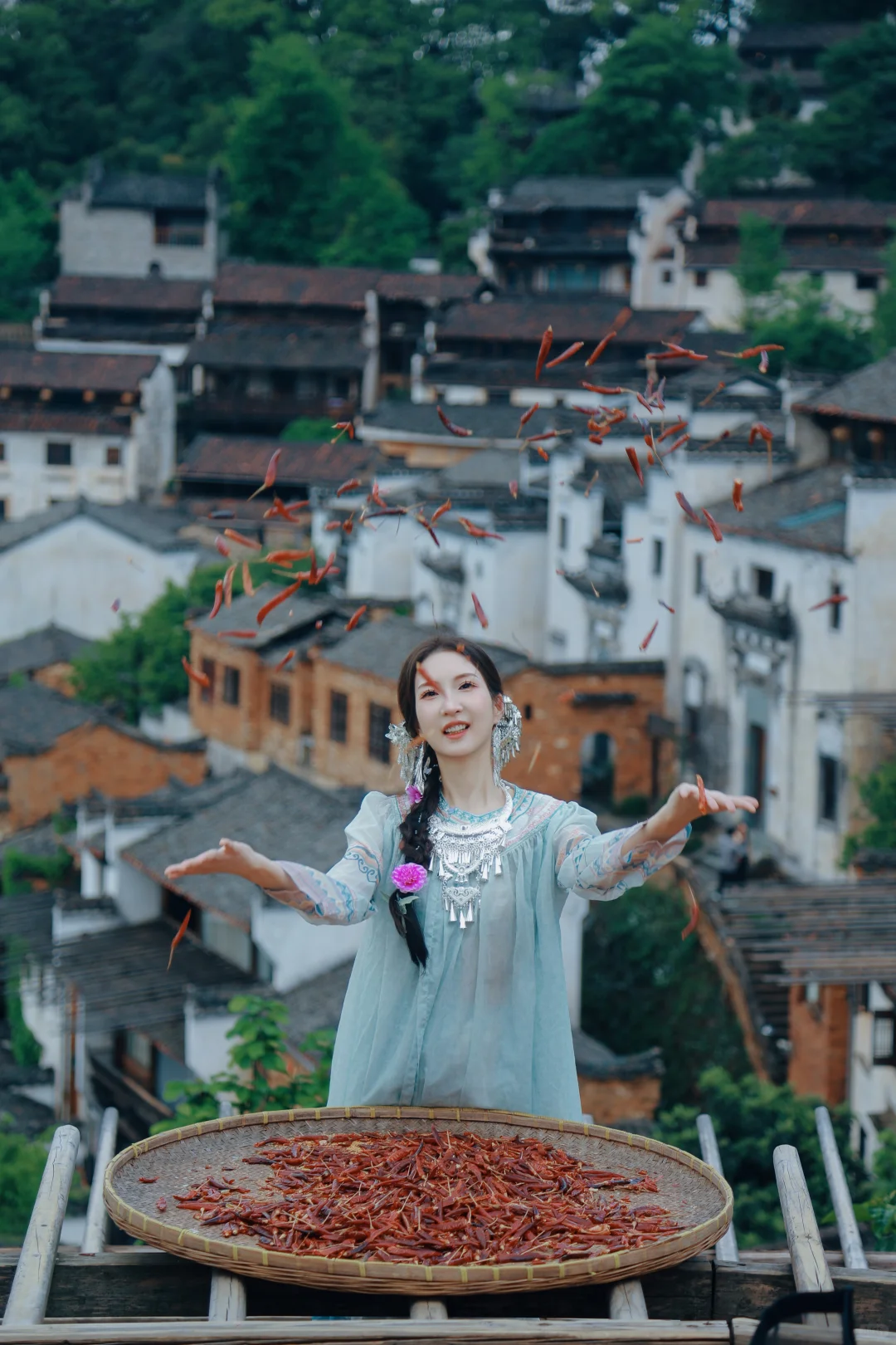 苗服在篁岭也可以拍出优雅的一面