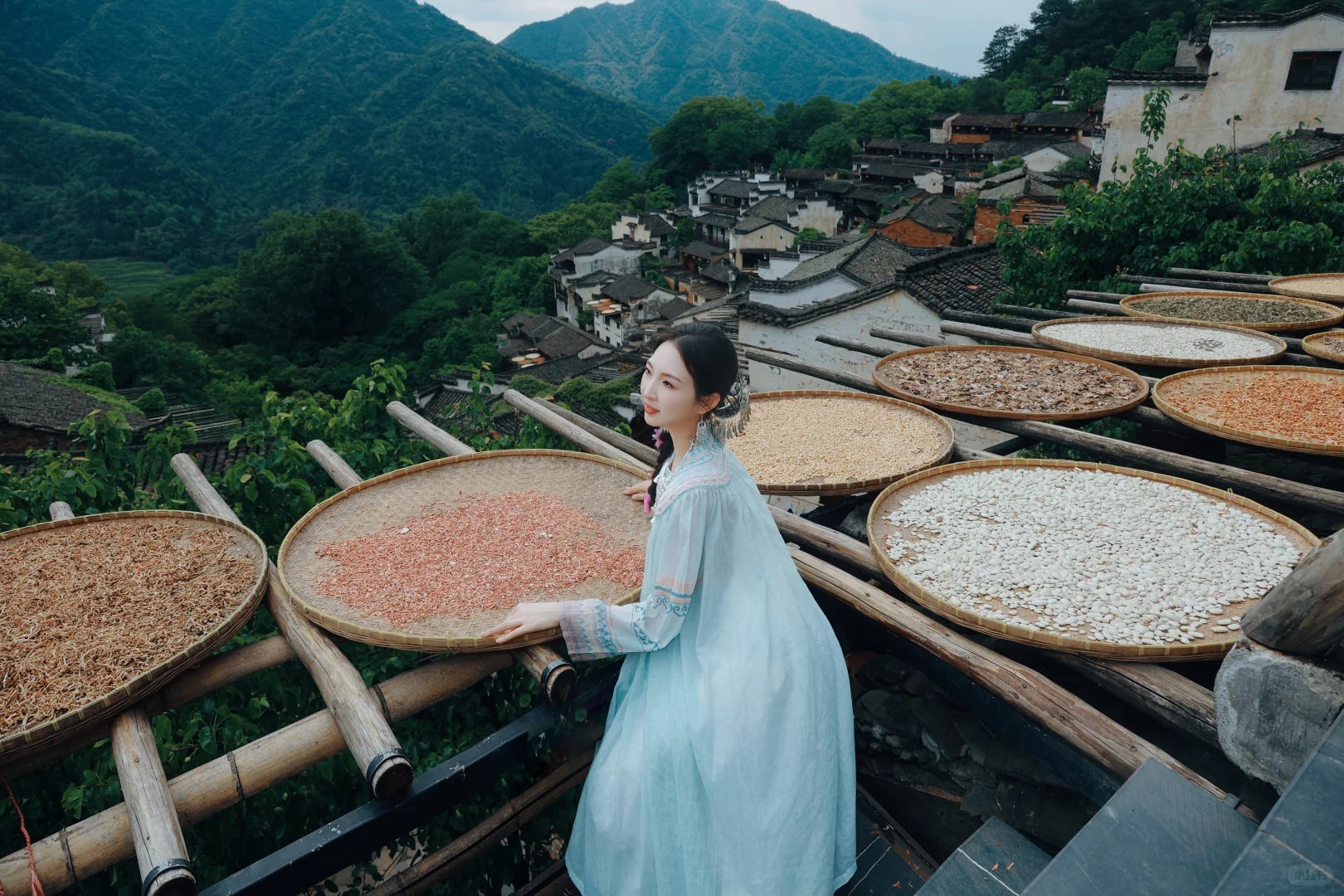 苗服在篁岭也可以拍出优雅的一面