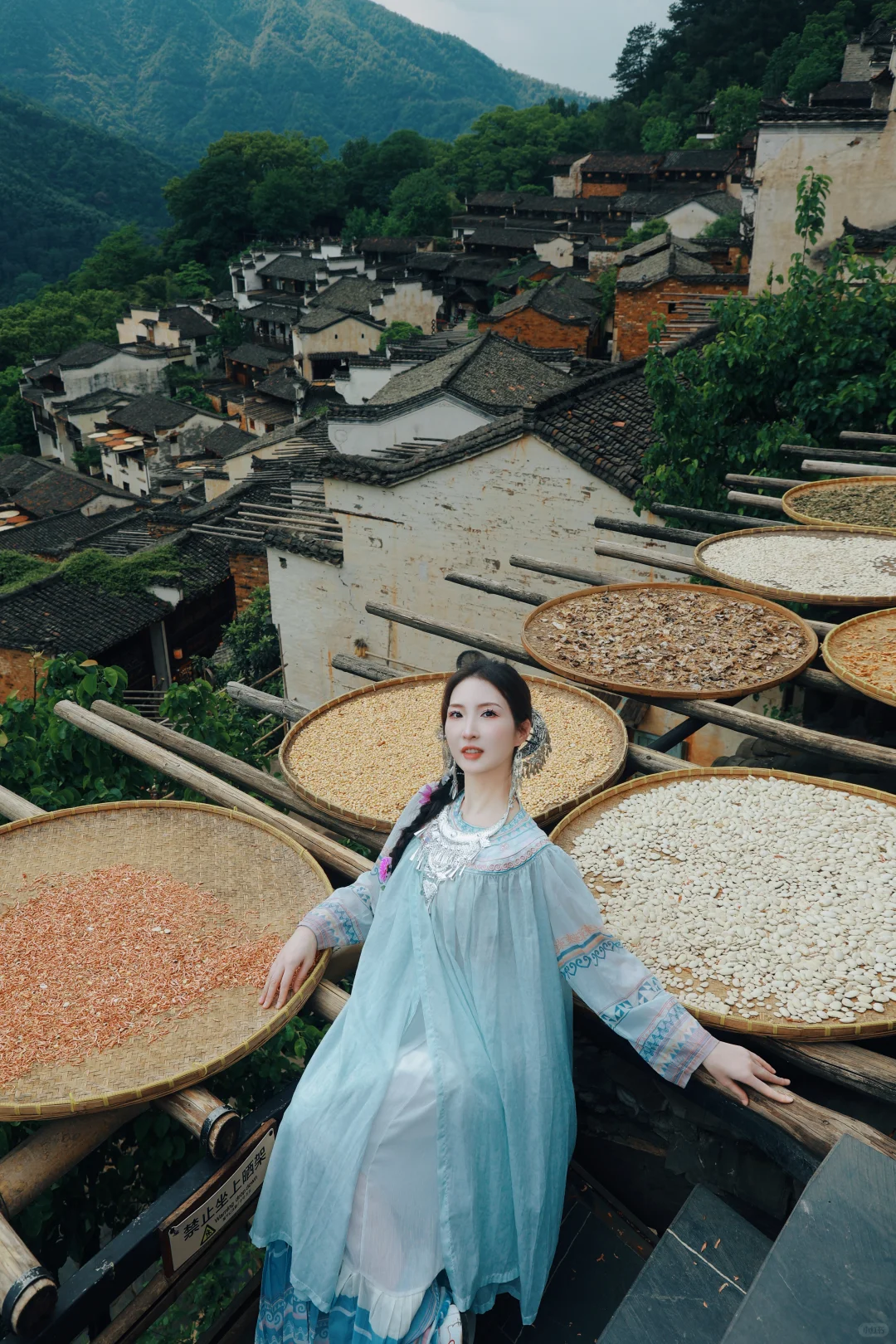 苗服在篁岭也可以拍出优雅的一面