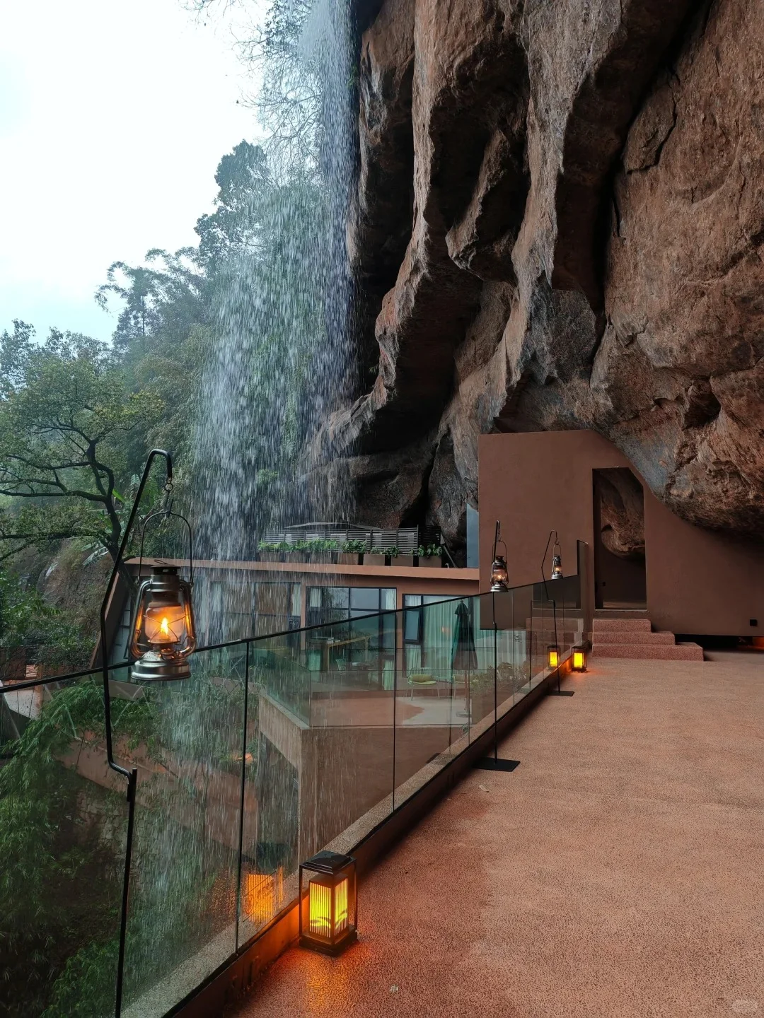 在贵州！老公选的悬崖瀑布酒店，后劲太大了！