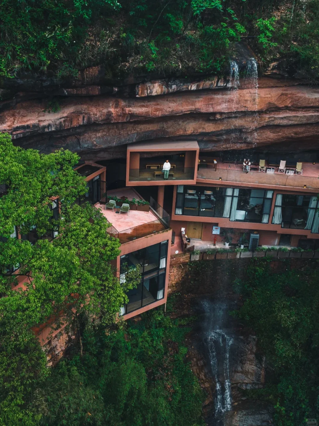在贵州！老公选的悬崖瀑布酒店，后劲太大了！