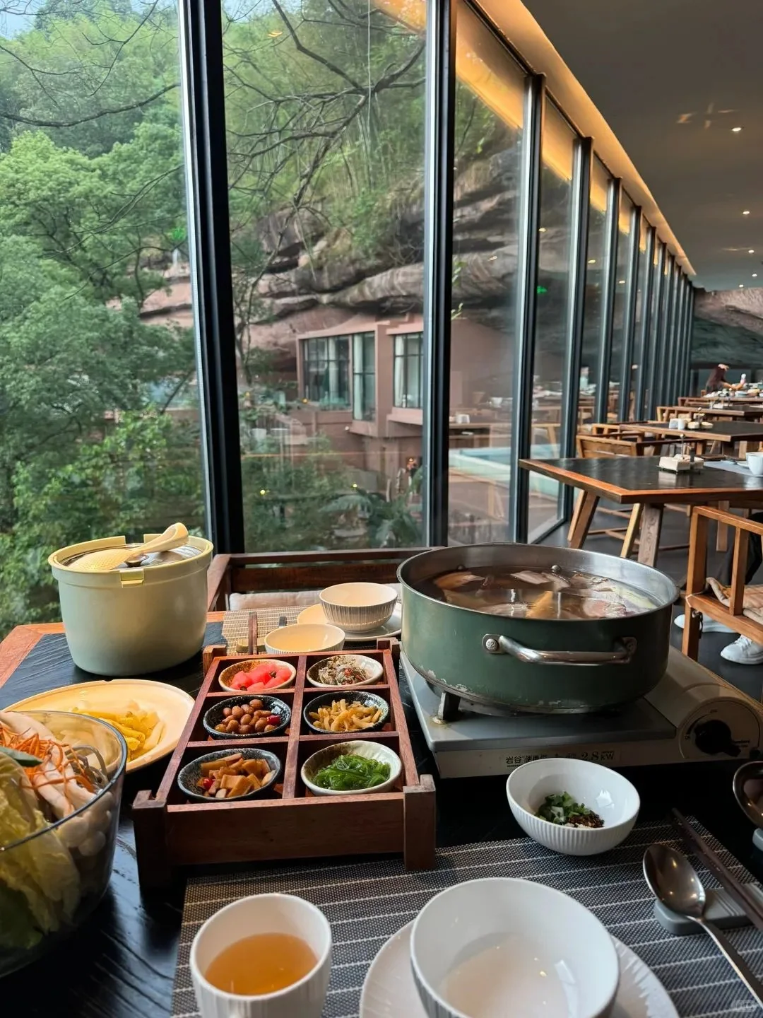 在贵州！老公选的悬崖瀑布酒店，后劲太大了！