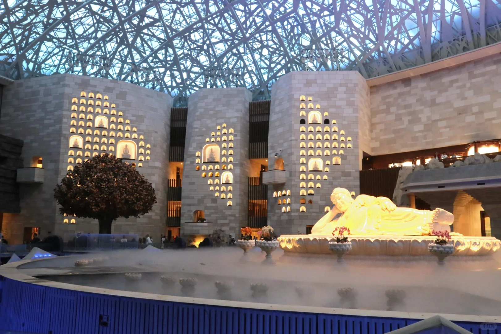 到此消沉虑，虔诚礼佛筵。