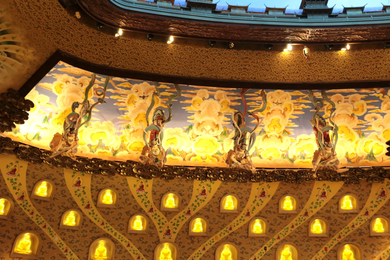 到此消沉虑，虔诚礼佛筵。