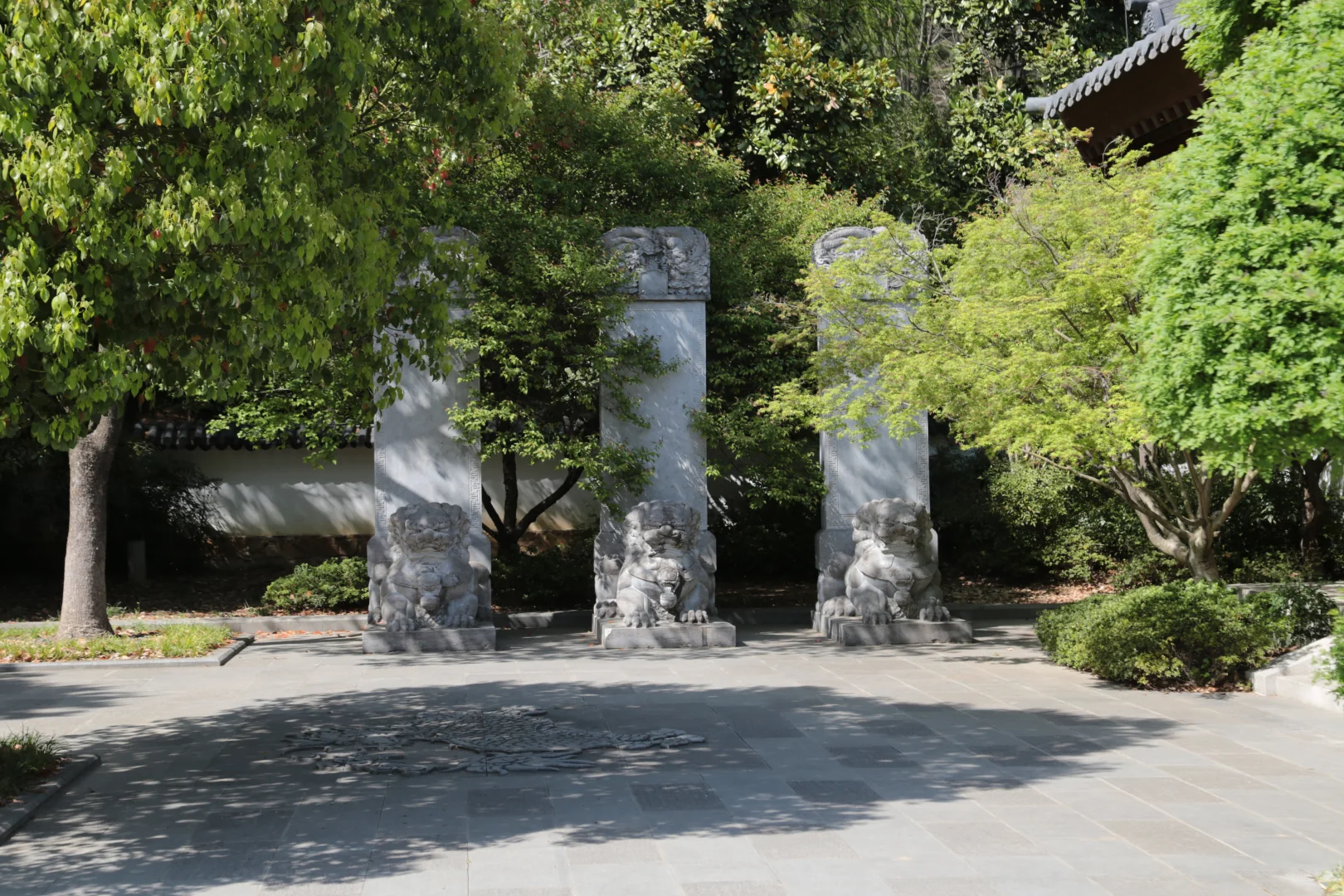 到此消沉虑，虔诚礼佛筵。