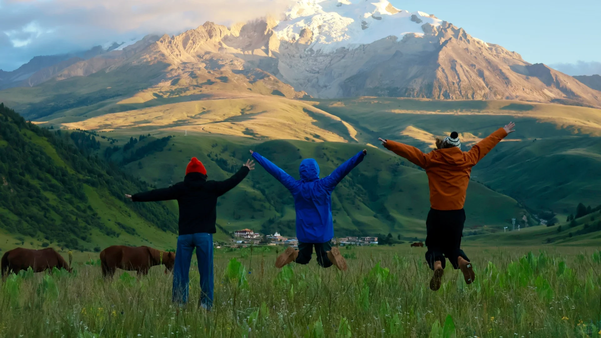 你见过格聂南坡的日照金山吗？