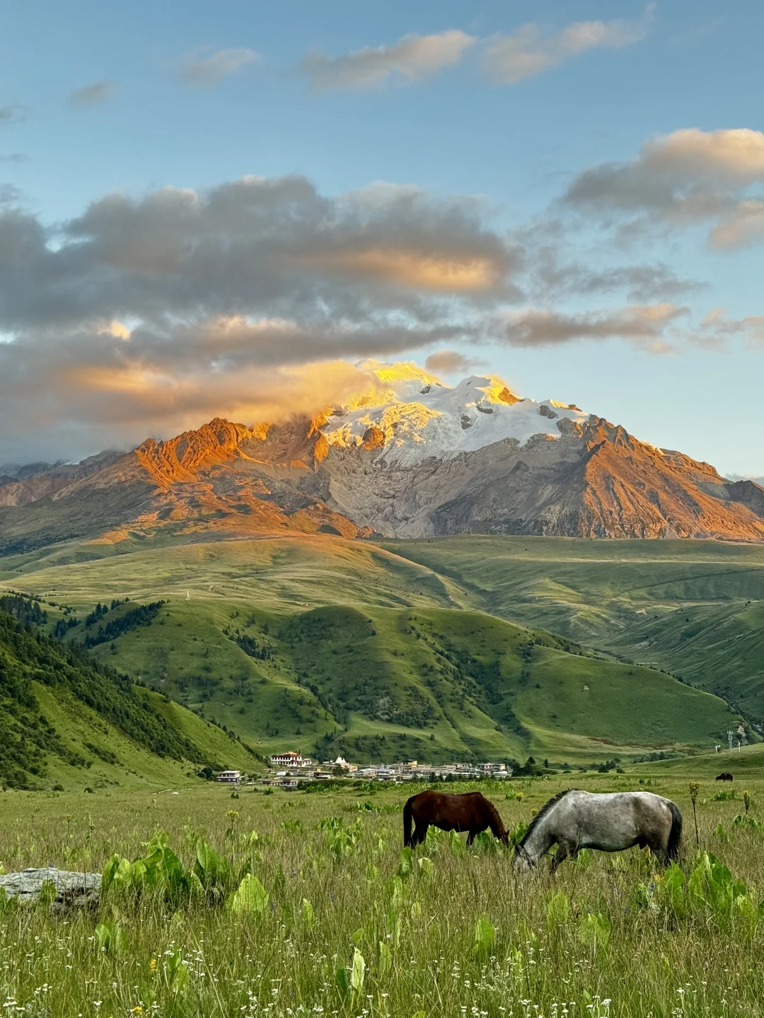 你见过格聂南坡的日照金山吗？