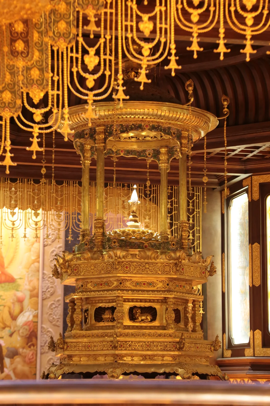 到此消沉虑，虔诚礼佛筵。