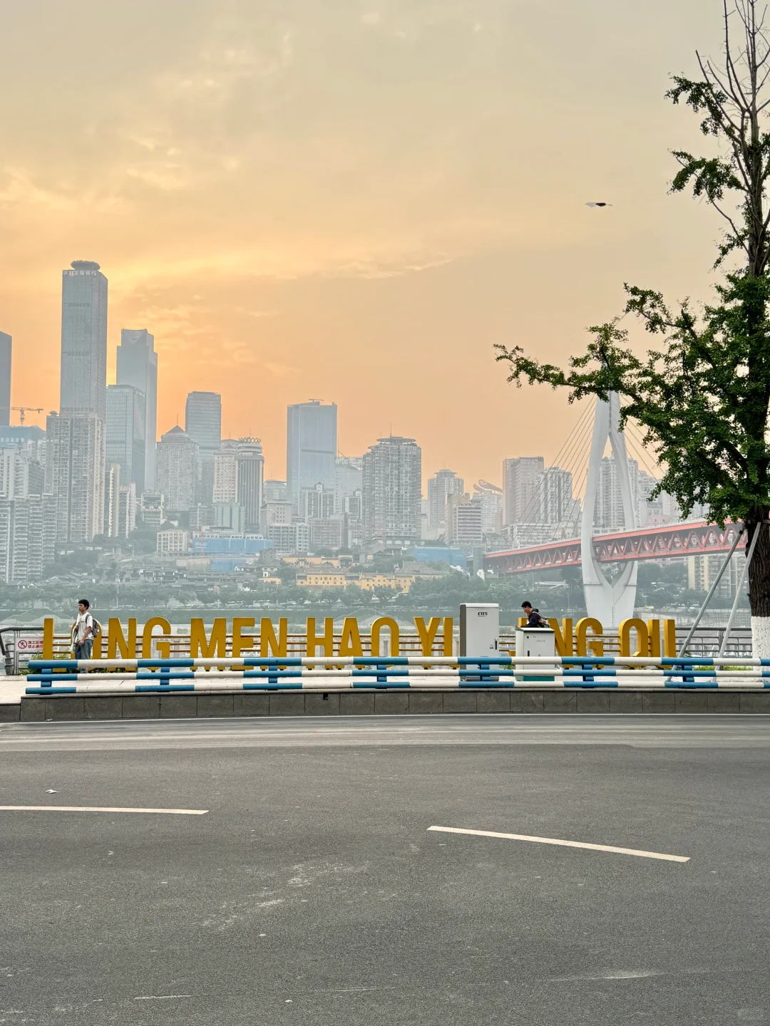 来重庆旅游，一定要留一天给南滨路！！！