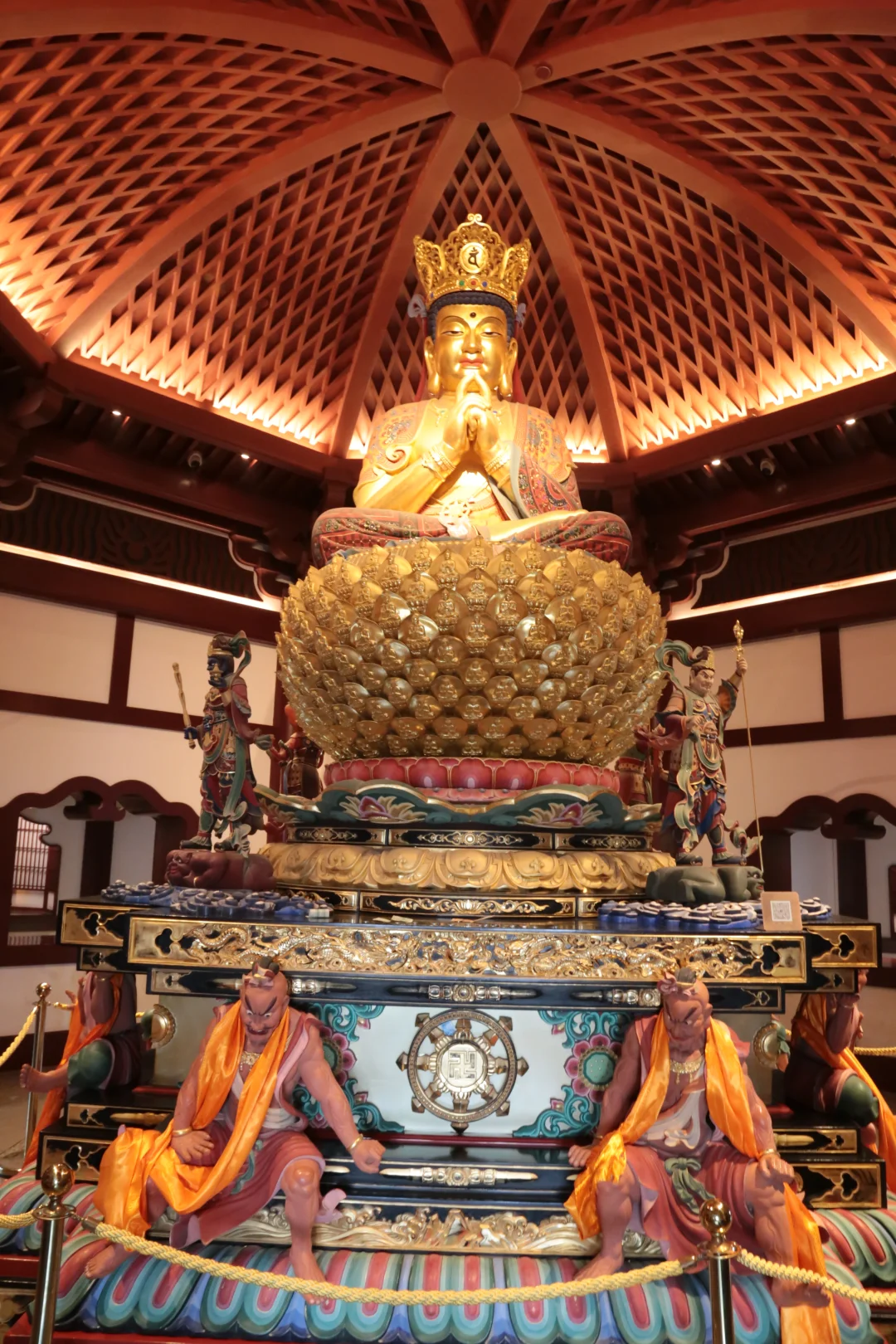 到此消沉虑，虔诚礼佛筵。