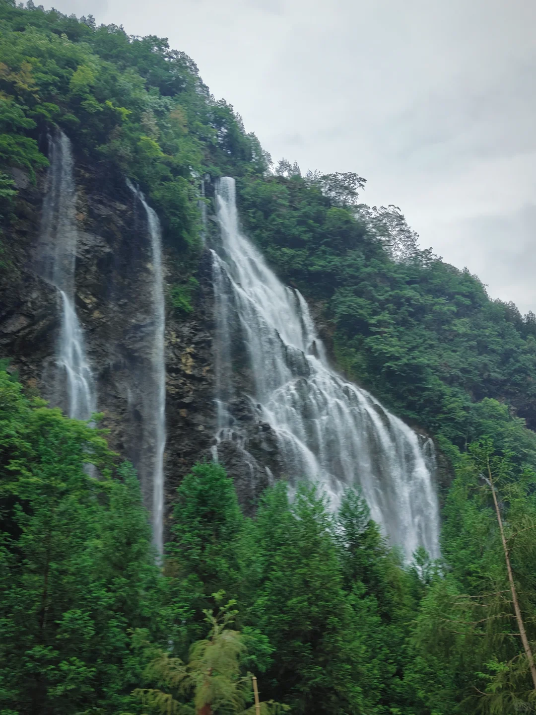 人少绝美瀑布🌿我闯入了绿野仙踪玻璃海！