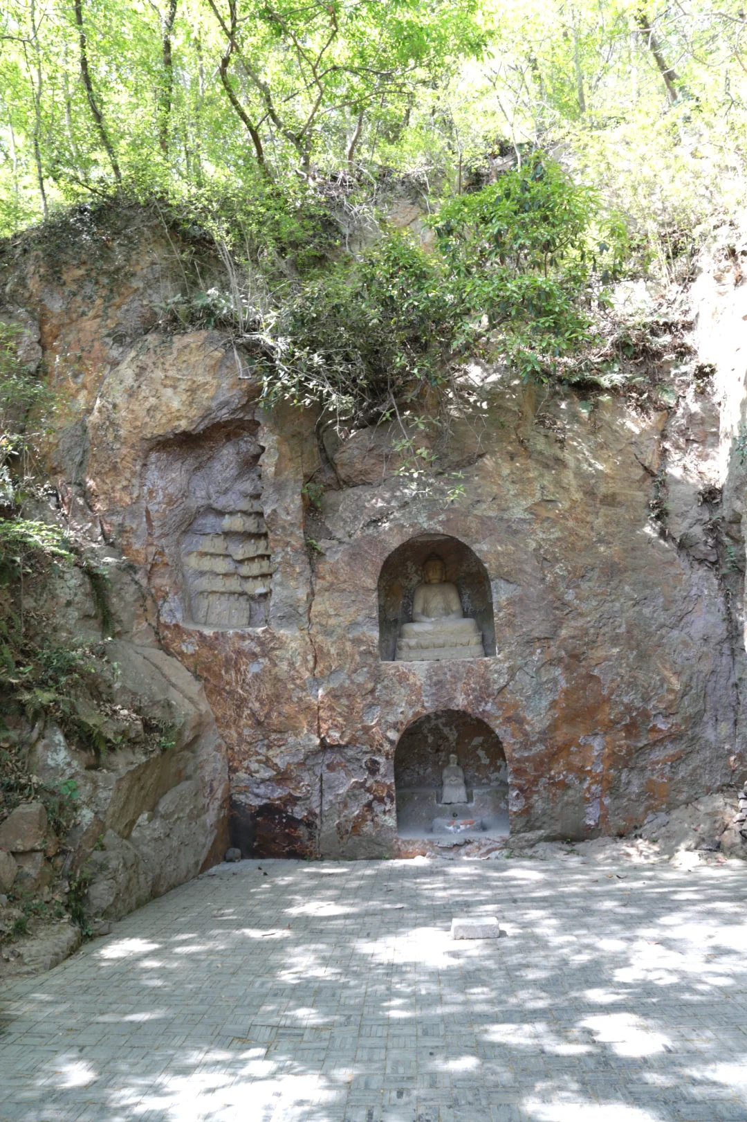 到此消沉虑，虔诚礼佛筵。