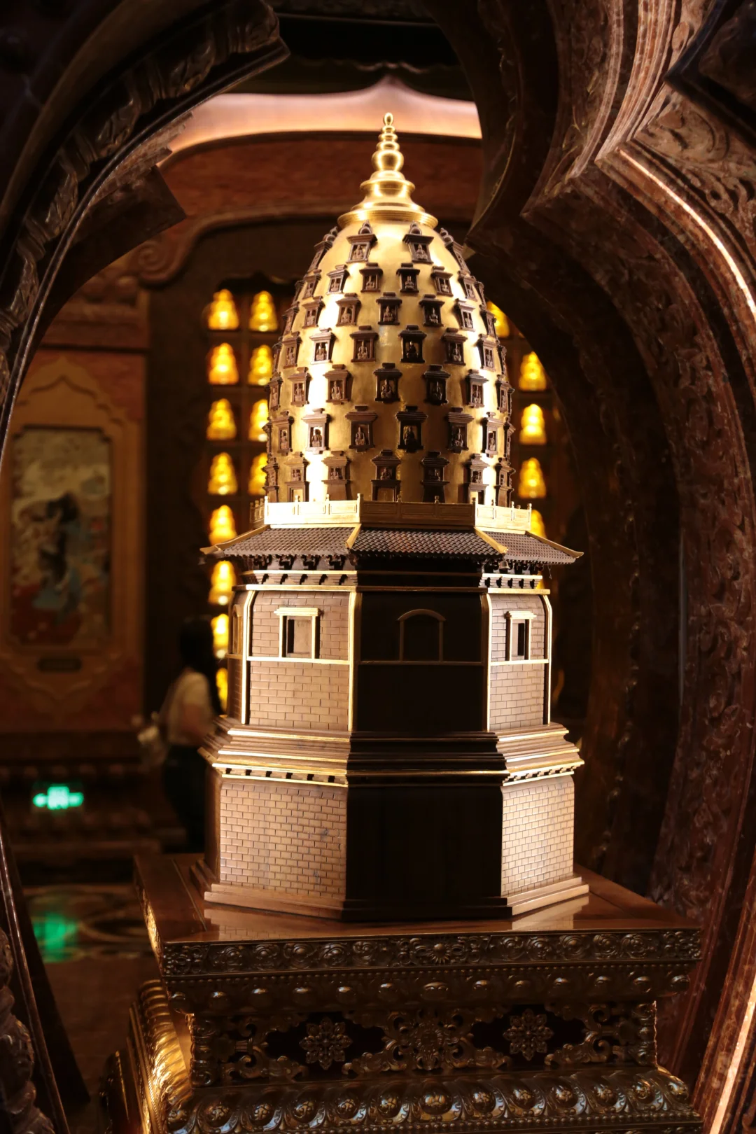 到此消沉虑，虔诚礼佛筵。