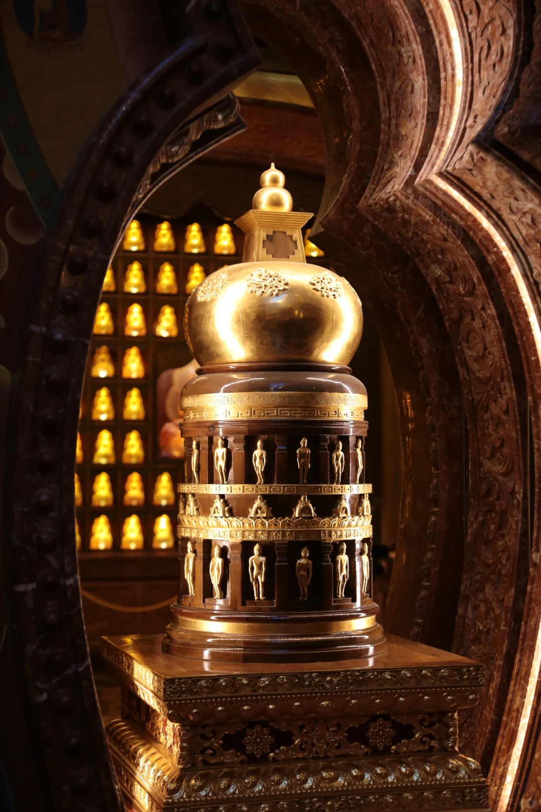 到此消沉虑，虔诚礼佛筵。