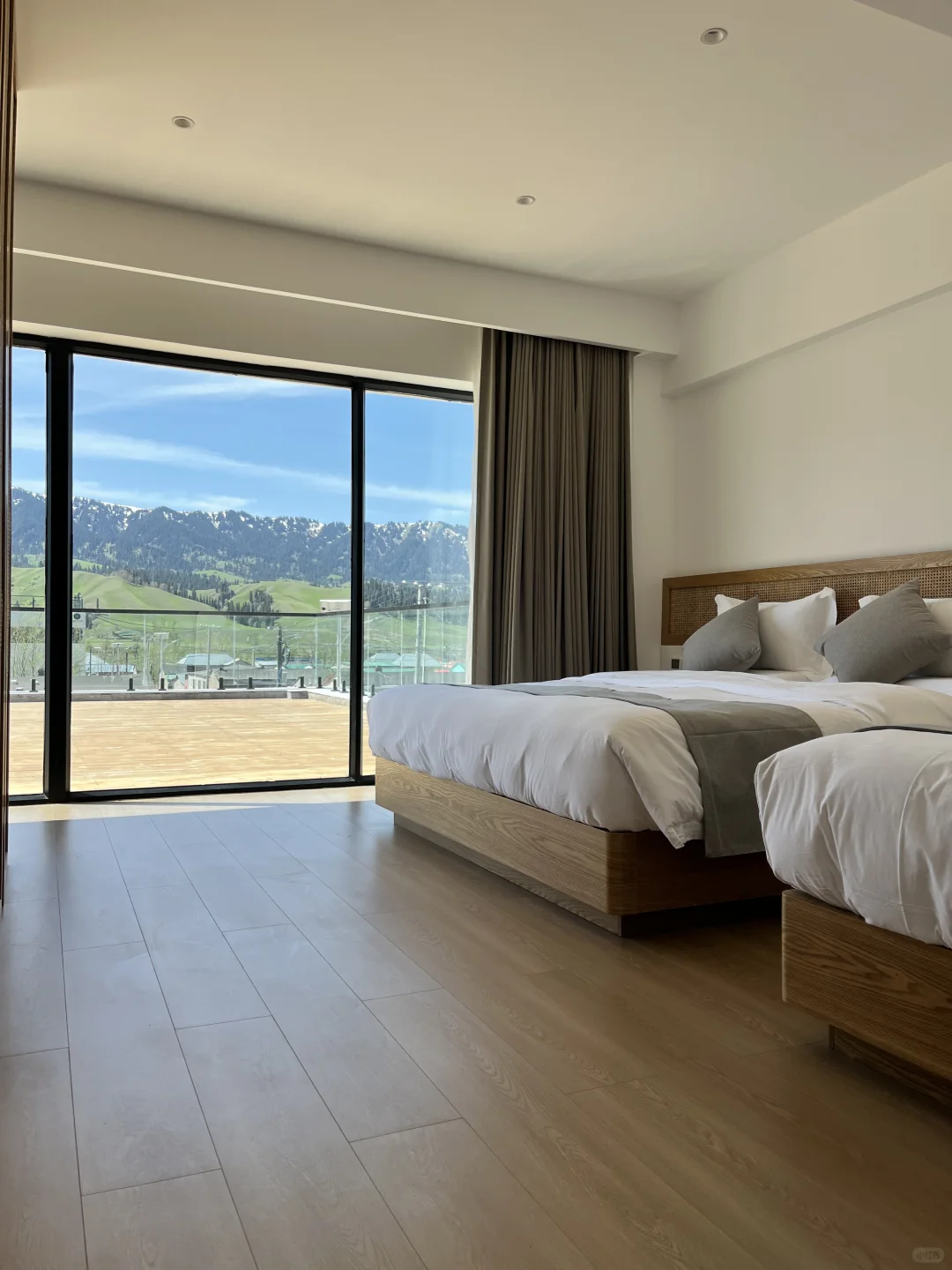 果然很新疆！推开门就是大草原⛰️开业打折中