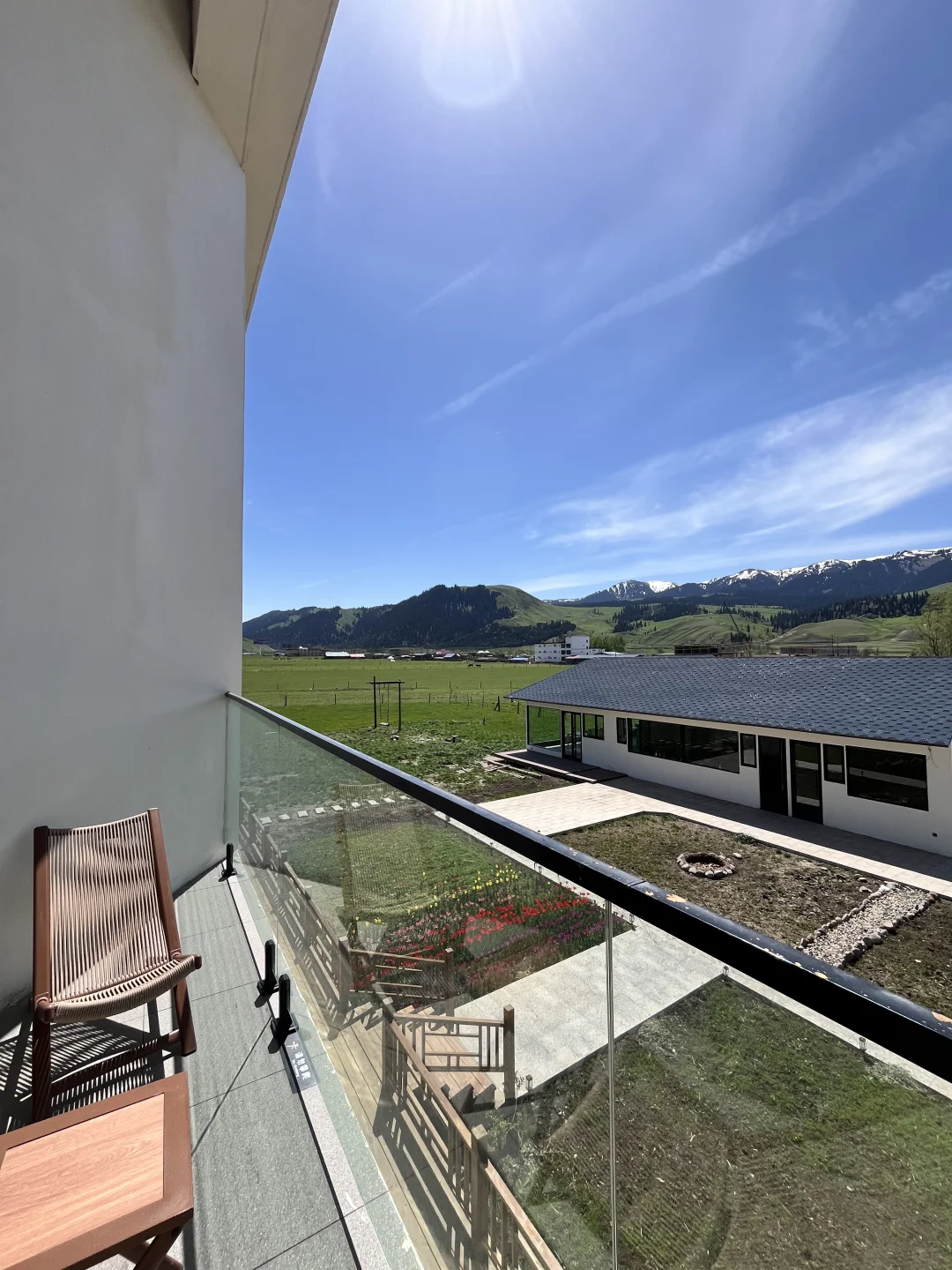 果然很新疆！推开门就是大草原⛰️开业打折中