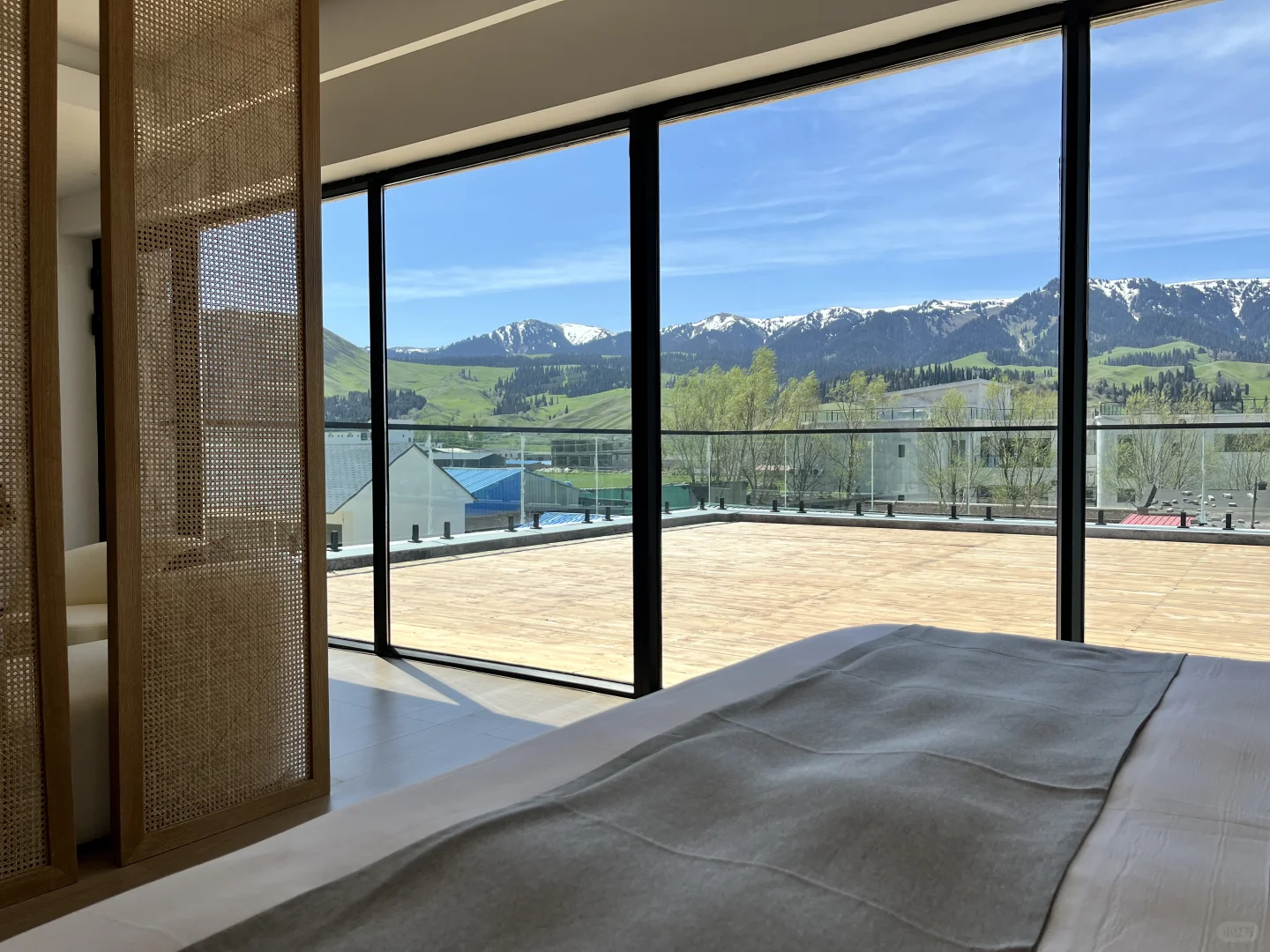 果然很新疆！推开门就是大草原⛰️开业打折中