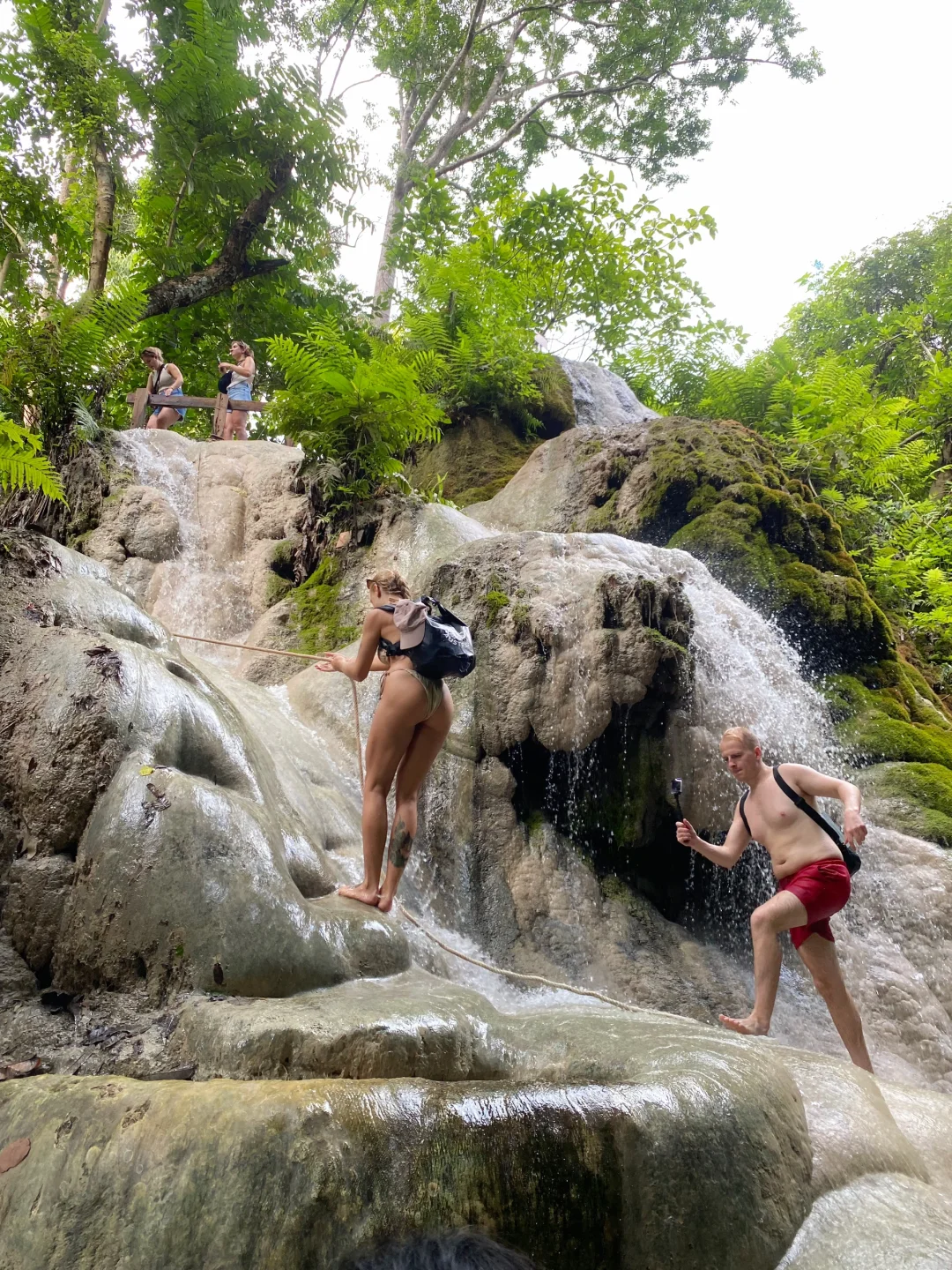 真的有不滑脚的粘粘瀑布（Namtok Buatong）