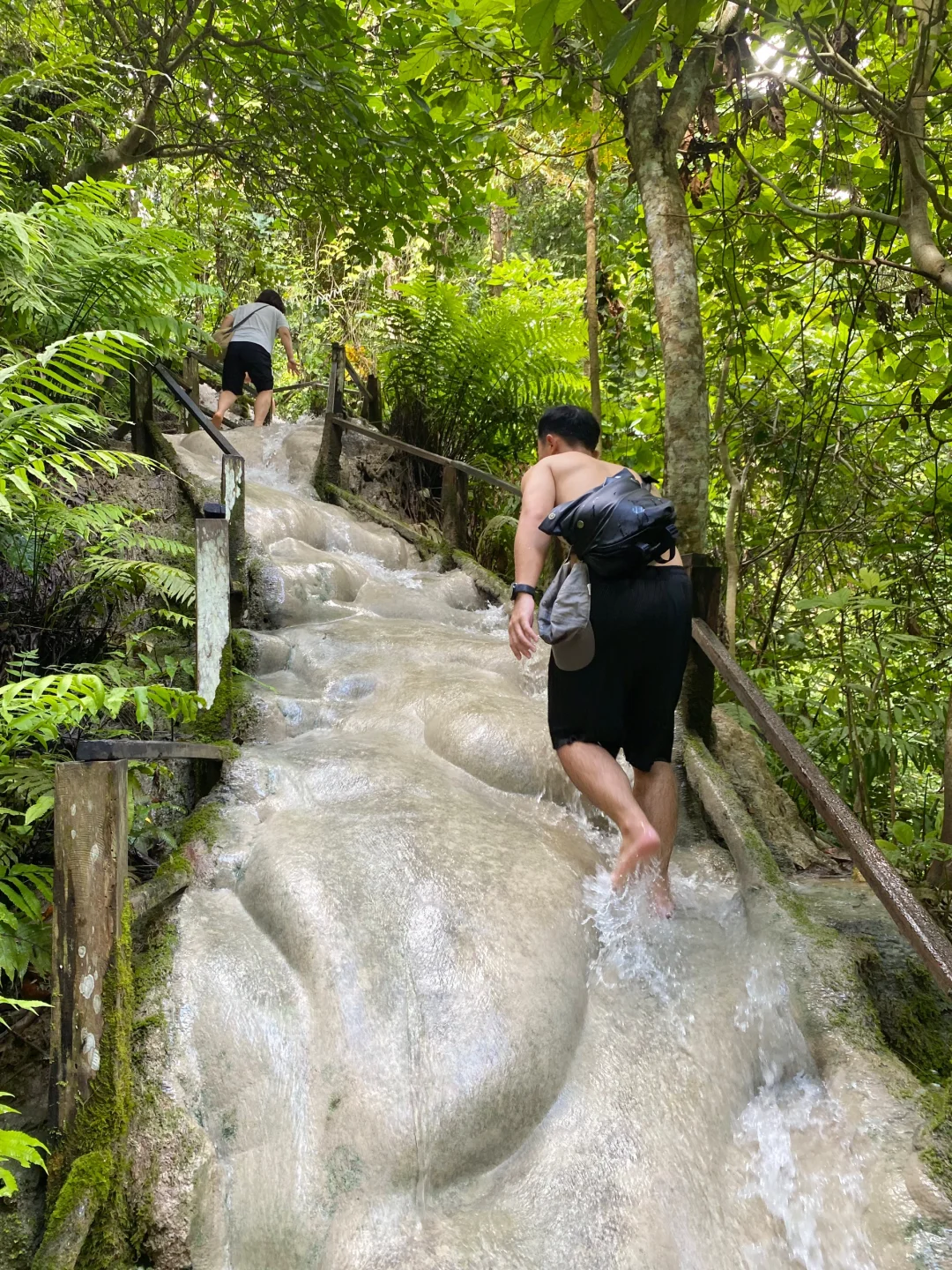 真的有不滑脚的粘粘瀑布（Namtok Buatong）