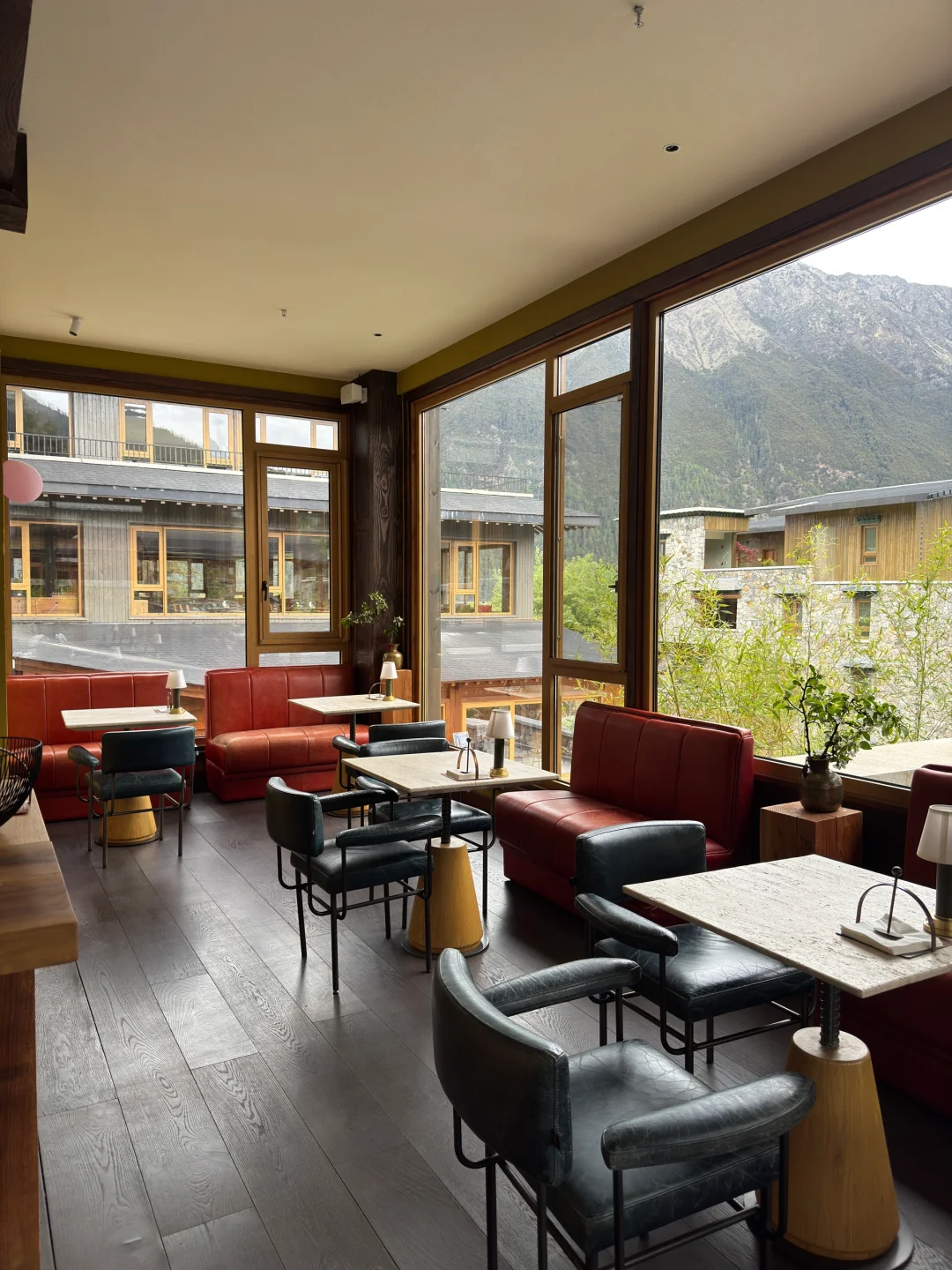 松赞巴松措林卡打卡，巴松措景区里的度假村