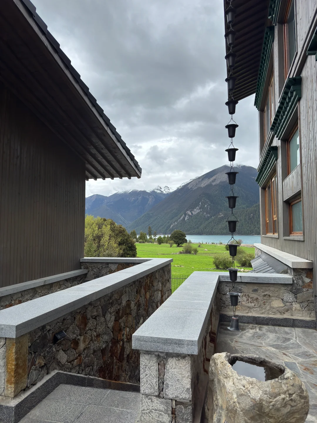 松赞巴松措林卡打卡，巴松措景区里的度假村