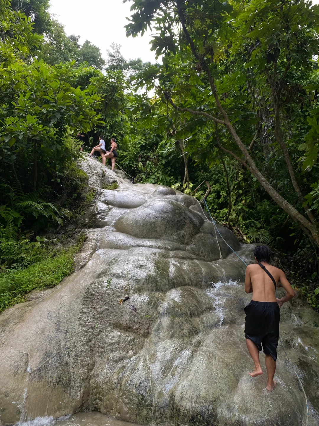 真的有不滑脚的粘粘瀑布（Namtok Buatong）