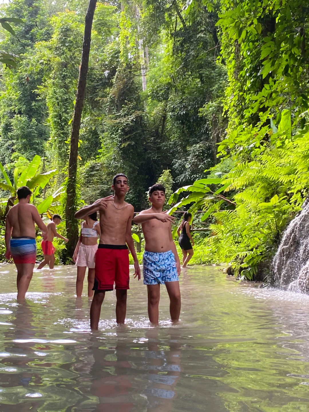 真的有不滑脚的粘粘瀑布（Namtok Buatong）