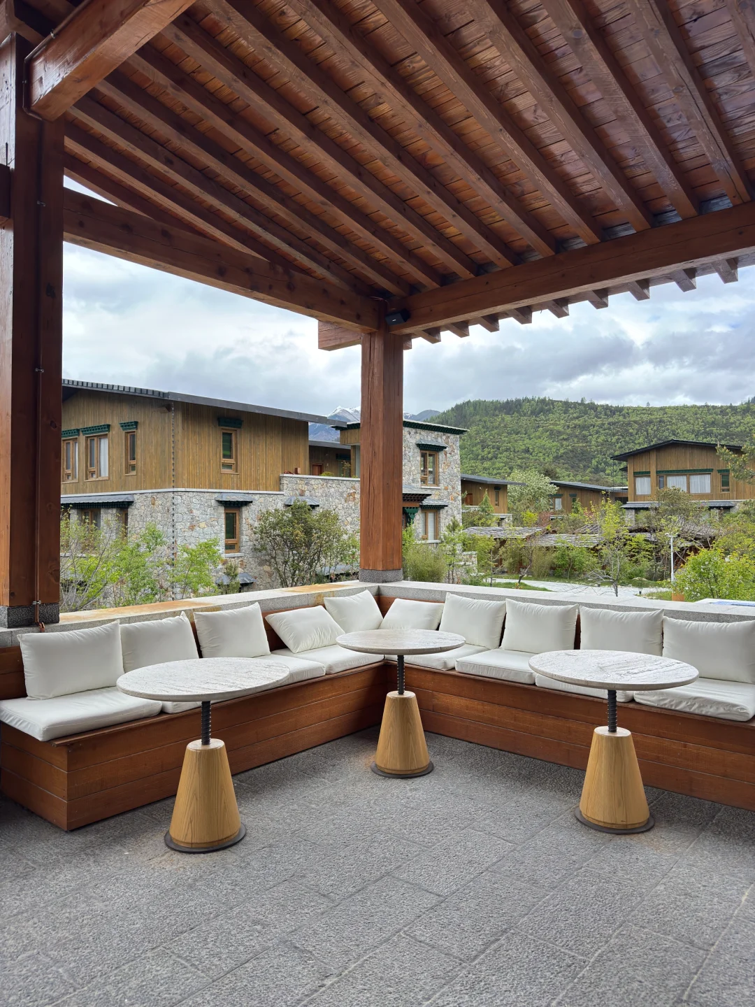 松赞巴松措林卡打卡，巴松措景区里的度假村