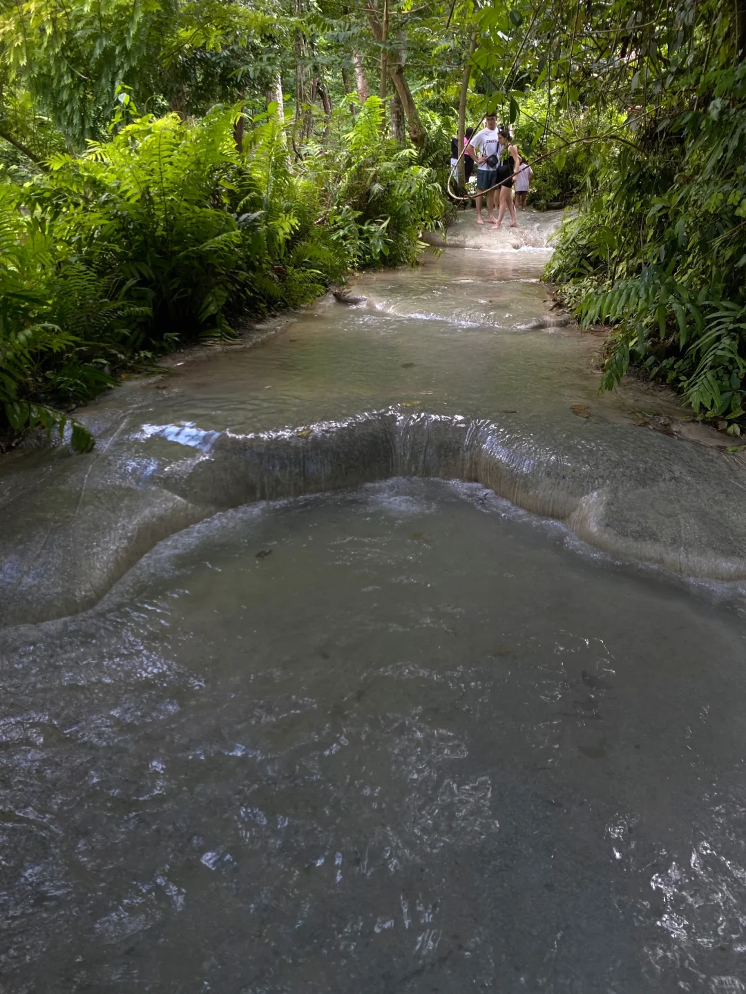 真的有不滑脚的粘粘瀑布（Namtok Buatong）