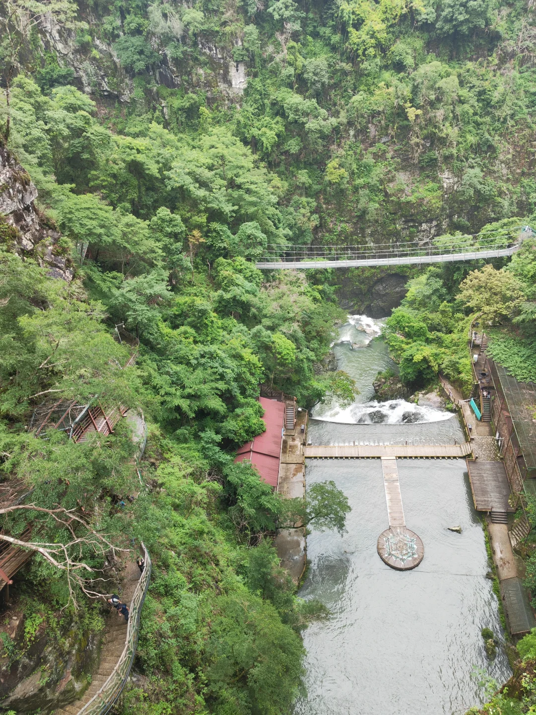 日溪峡谷瀑布景区