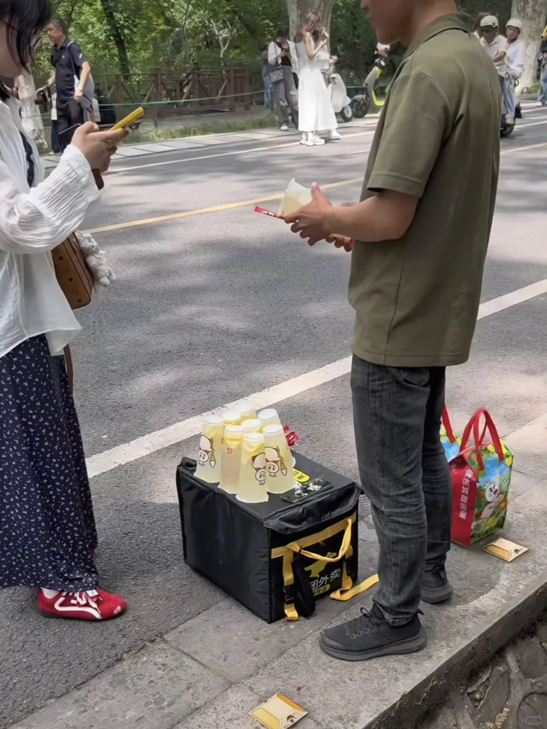 在景区倒卖柠檬水净赚254？蜜雪冰城回应