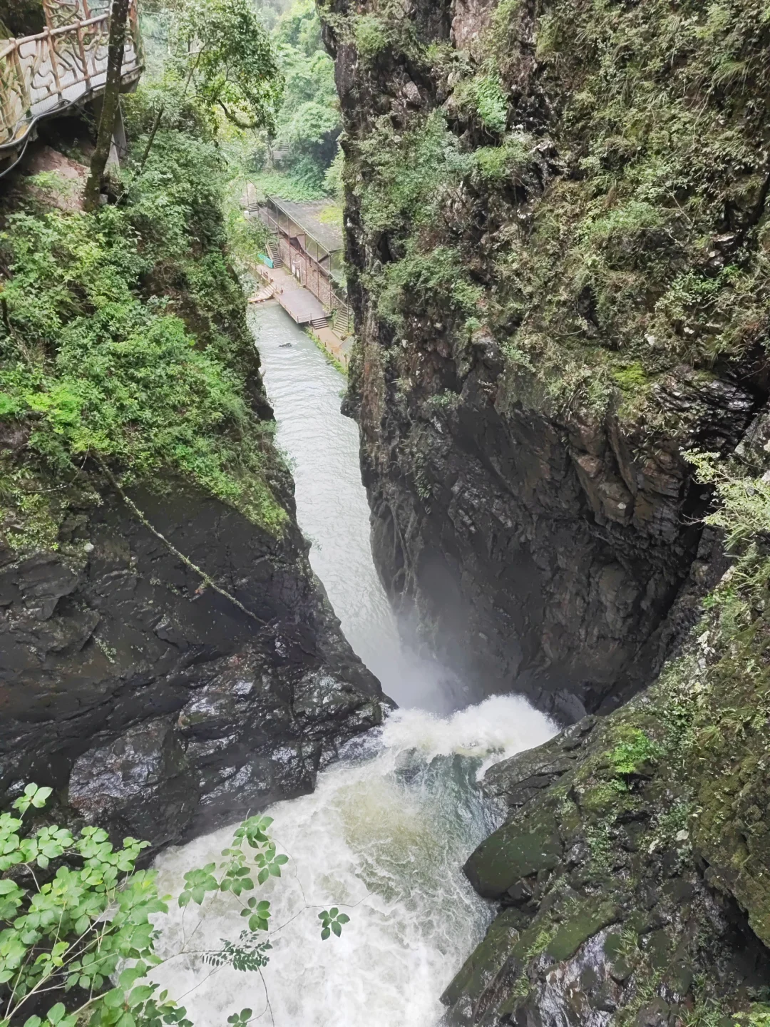 日溪峡谷瀑布景区