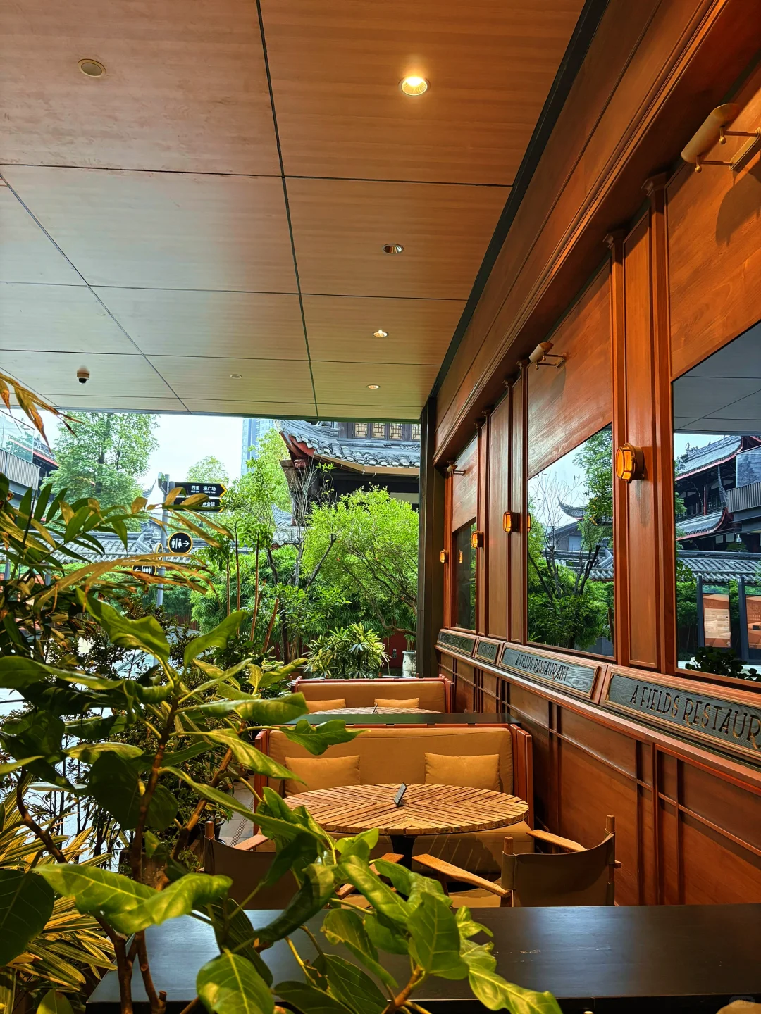 好爱这红墙青瓦 绿意深深 流水潺潺