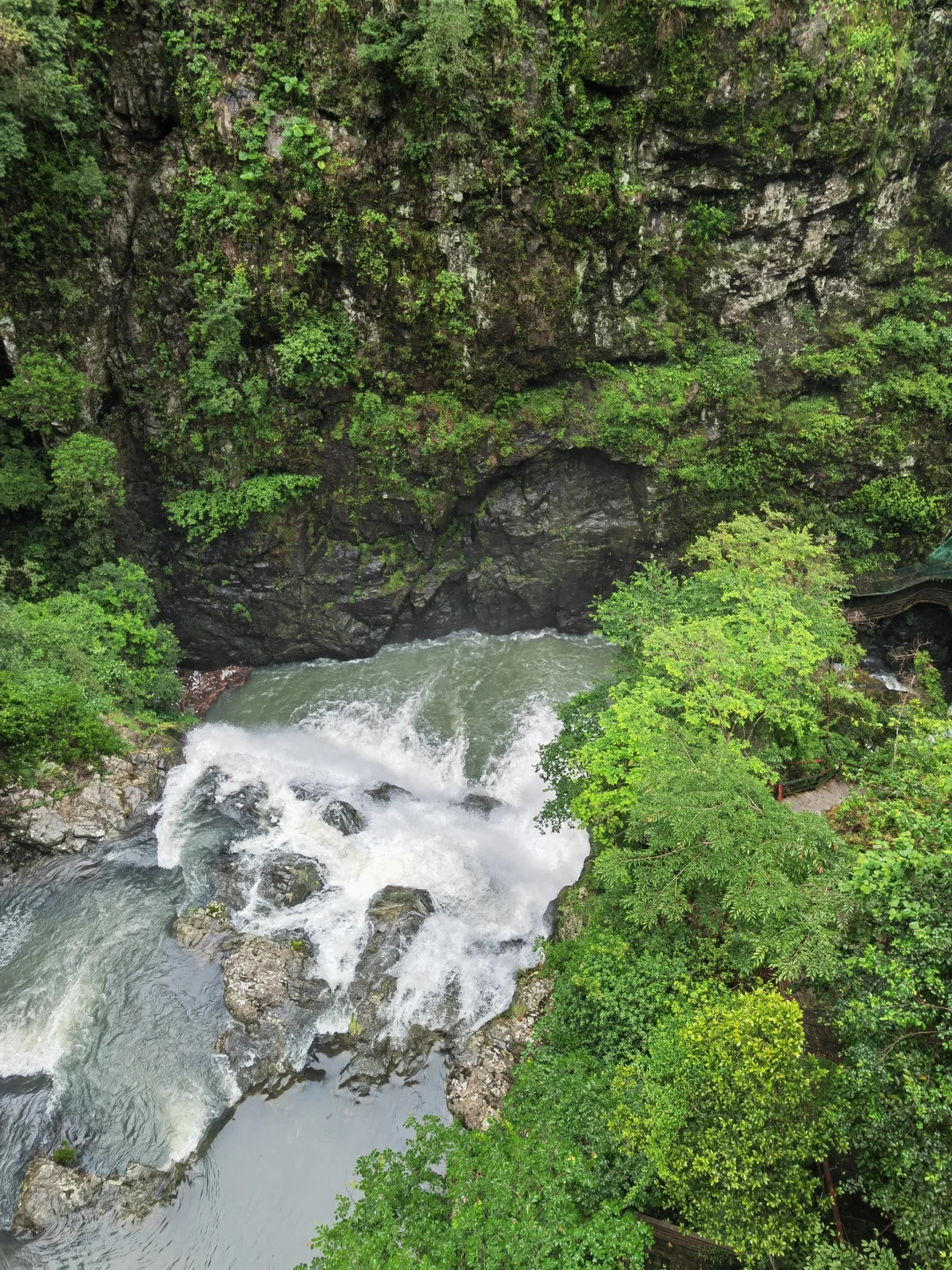 日溪峡谷瀑布景区