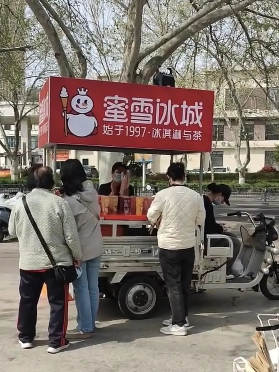 在景区倒卖柠檬水净赚254？蜜雪冰城回应