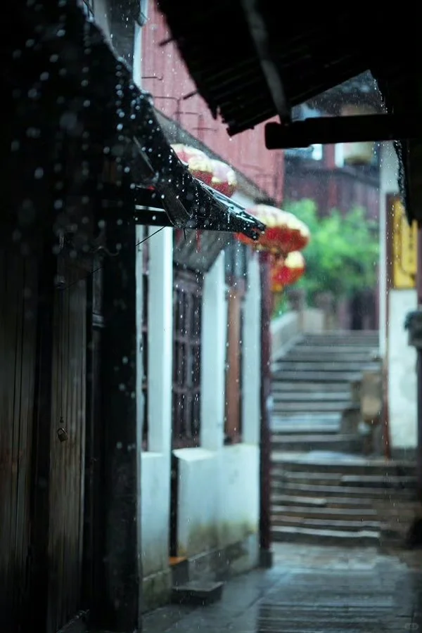那些在雨中的江南古镇……