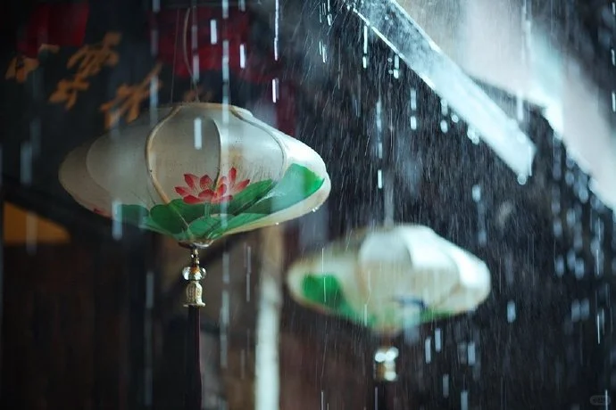 那些在雨中的江南古镇……