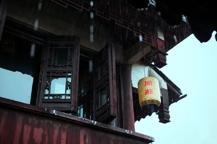 那些在雨中的江南古镇……