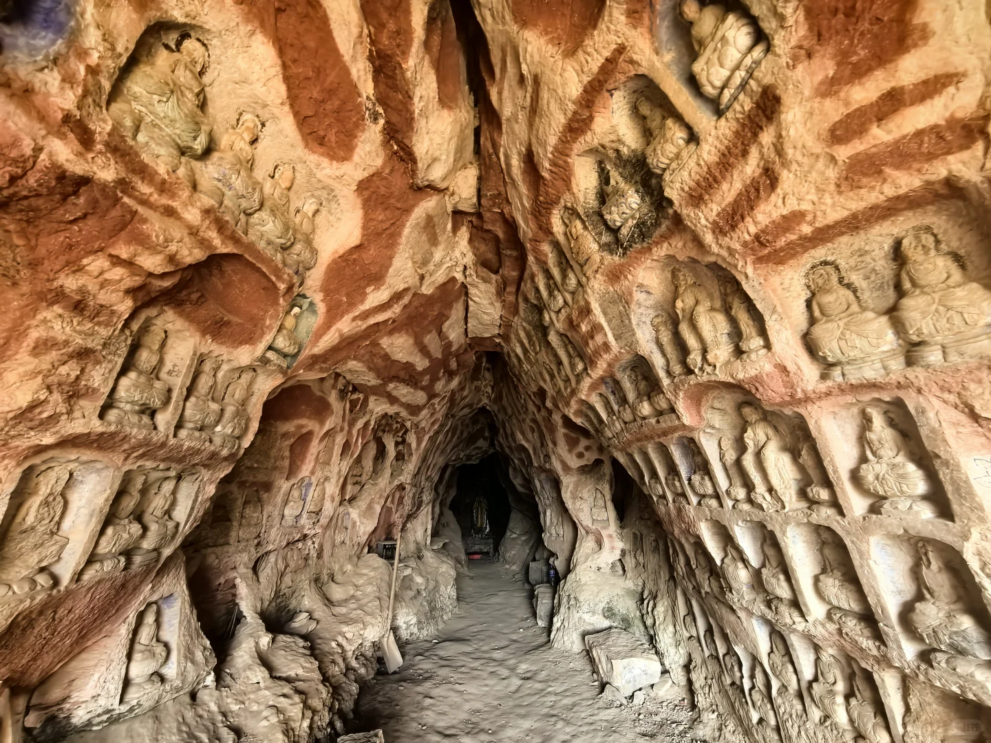 访古笔记 | 悬崖上的佛窟 漫天神佛具象化