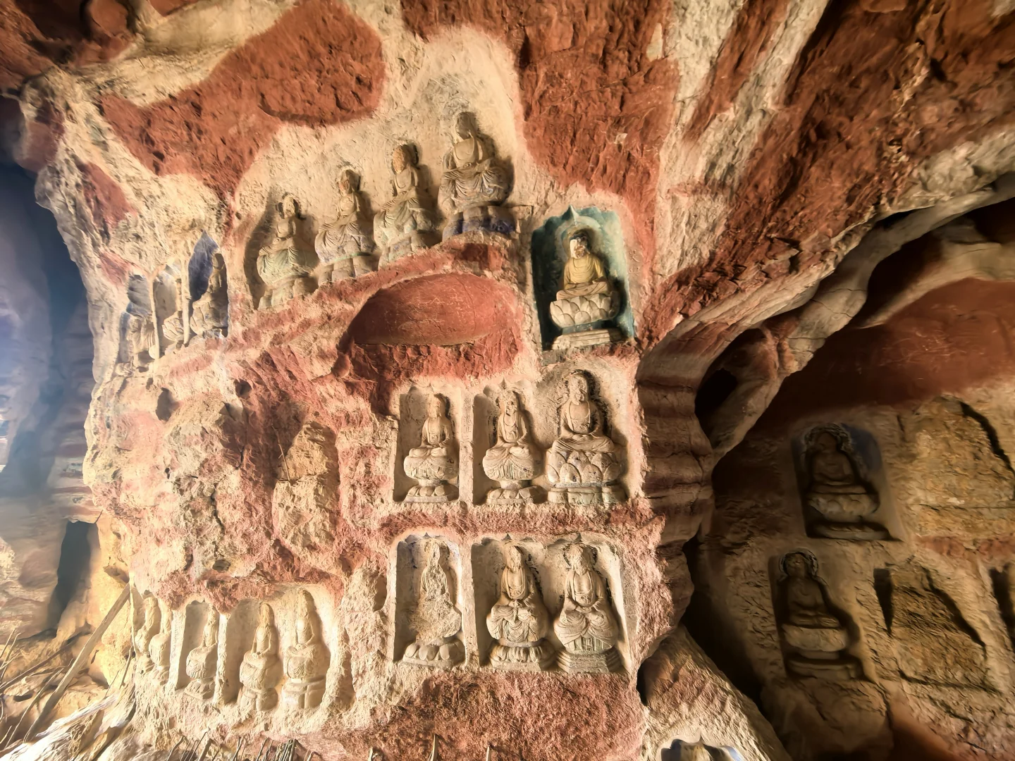 访古笔记 | 悬崖上的佛窟 漫天神佛具象化