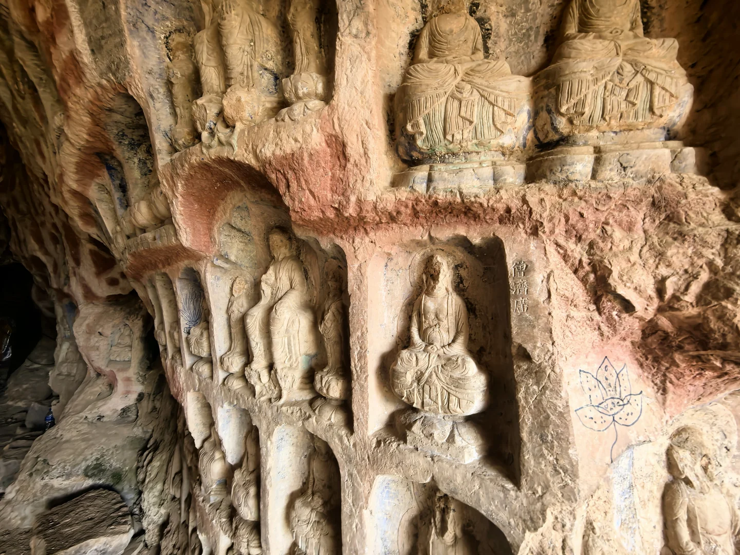 访古笔记 | 悬崖上的佛窟 漫天神佛具象化