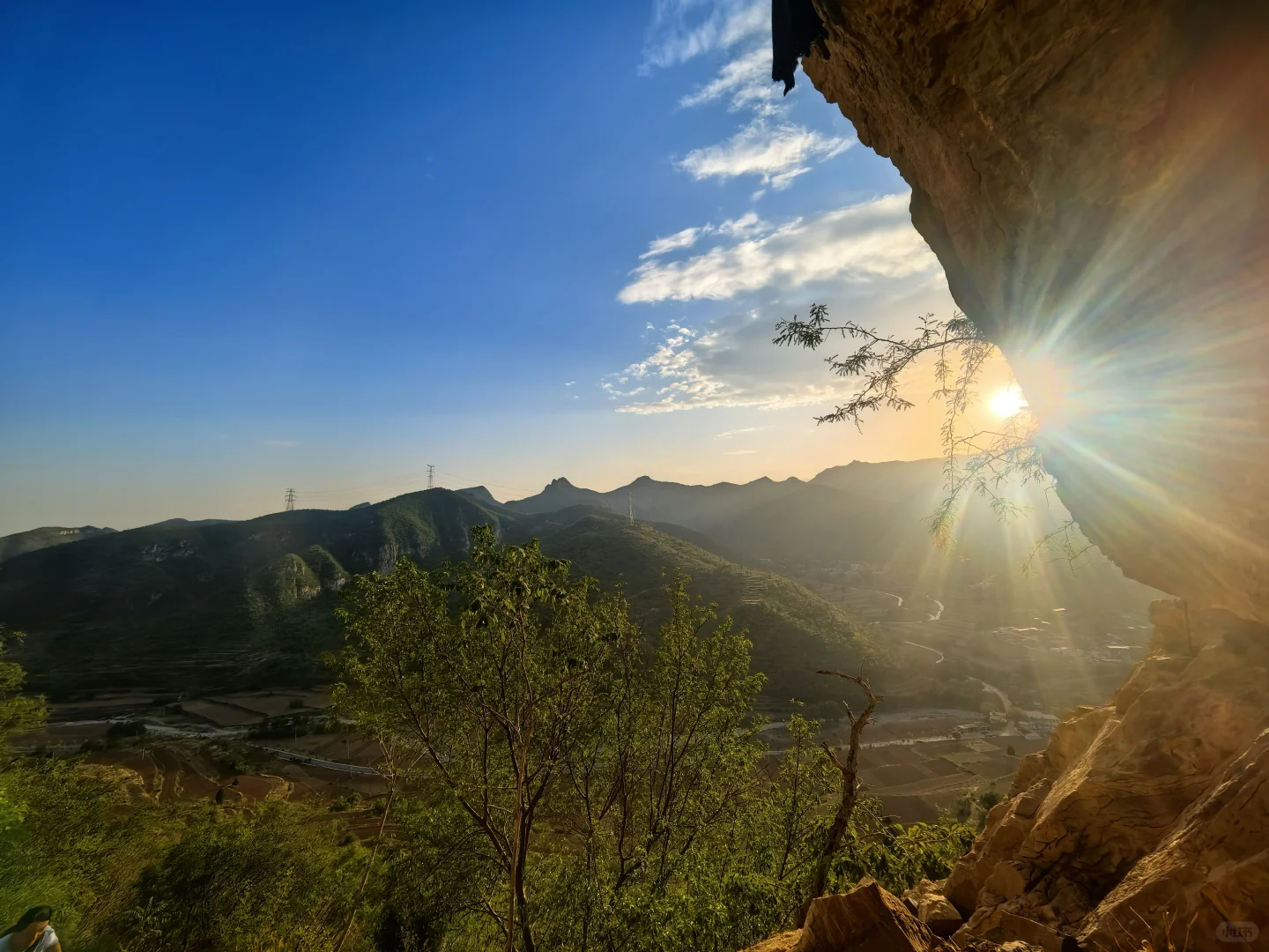 访古笔记 | 悬崖上的佛窟 漫天神佛具象化
